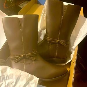 NIB brown girls boots with zipper closer and  bow detail